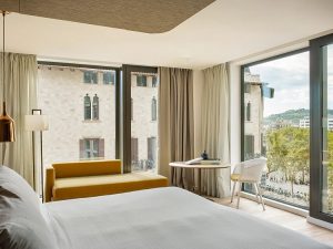 Uno de los mejores ejemplos del estilo minimalista en decoración es el famoso diseño del Hotel Me Barcelona