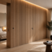 Panelado de madera con puertas ocultas integradas en una vivienda moderna realizado mediante carpintería a medida.